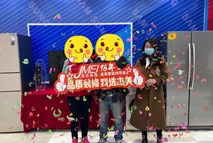 業(yè)主說(shuō)在后期的顏色搭配中，還需要我們多多思考和配合，顏色的整體考慮以及在裝修中的細(xì)節(jié)考慮！那我們杰美裝飾想在這里說(shuō)對(duì)于后期中每一個(gè)小問(wèn)題，我們都將匯報(bào)給業(yè)主的。我們現(xiàn)在看到整體的效果，非常喜歡，我和我先生喜歡這樣的簡(jiǎn)約要素，非常好，線條的美...